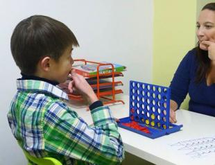 Terapeuta del habla en clase con niños de 5 años.