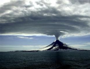 Los científicos están alarmados porque últimamente los volcanes en el mundo se han vuelto más activos, todo por culpa de la Gran Cruz.
